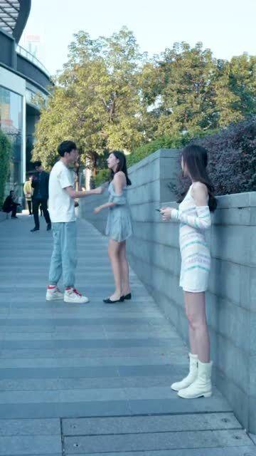 网红情侣吵架吃瓜图片,吃瓜群众围观热议！